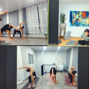 Jaime Trillos, instructor de yoga, lidera clases virtuales con tres estudiantes, compartiendo enseñanzas y posturas de yoga para una práctica enriquecedora