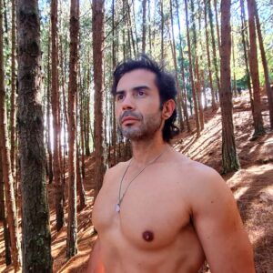Instructor de yoga en el bosque
